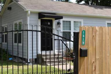 Main picture of 1519 W 12th St