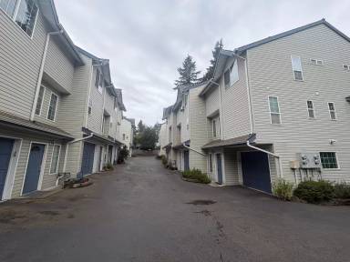 Main picture of 12549 Roosevelt Way NE
