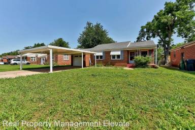 Main picture of 1221 NE 43rd St