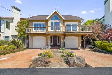 Main picture of 19 Anita Ave