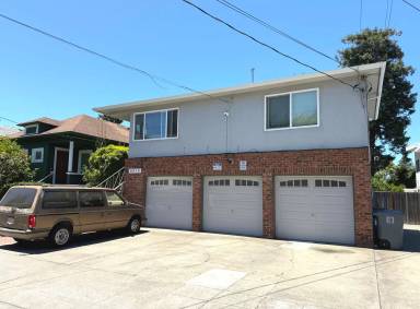 Main picture of 3012 Deakin St