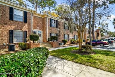 Main picture of Colonial Point Condominiums