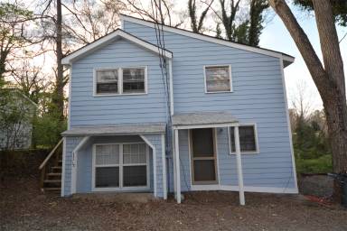 Main picture of 243 1/2 Hall St