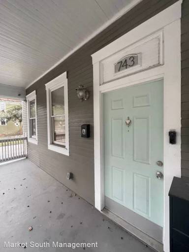 Main picture of 723 E Henry St