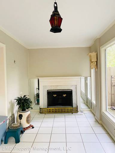 Main picture of 2451 Price St