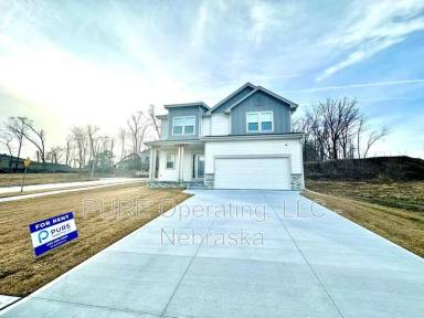 Main picture of 17451 Tucker St