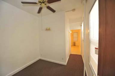Main picture of 987 N Broadway