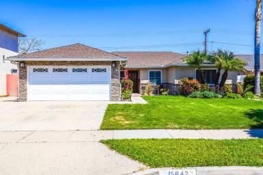 Main picture of 15642 Mayflower Ln