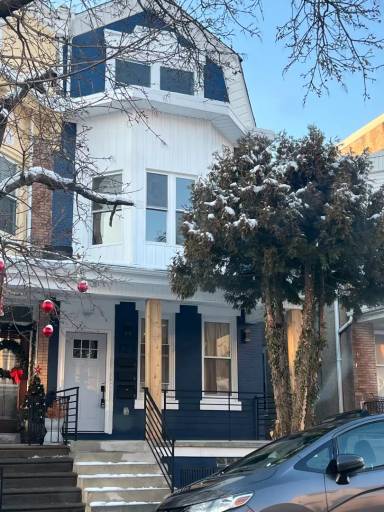 Main picture of 121 W Sharpnack St