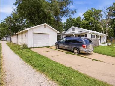 Main picture of 304 W 7th St