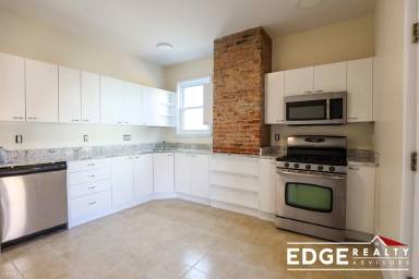 Main picture of 84 Franklin St