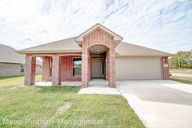 Main picture of 105 Pin Oak St