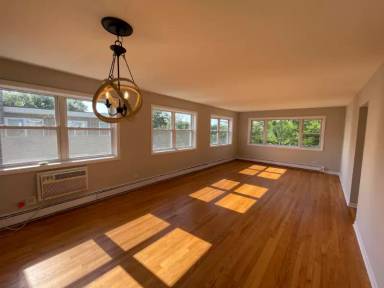 Main picture of 4641 Main St