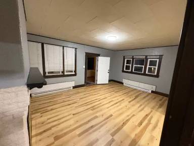 Main picture of 313 E 5th St