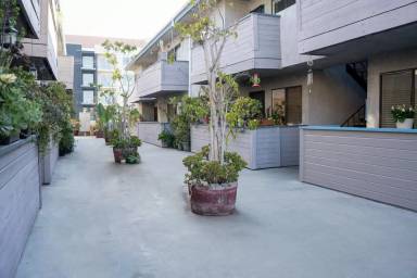 Main picture of 9313 National Blvd