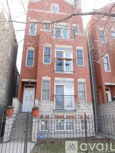 Main picture of 2137 W Addison St