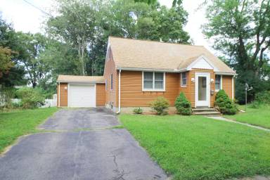 Main picture of 14 Lynn Cir