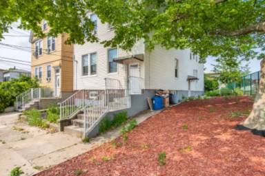 Main picture of 165 W 5th St