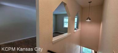 Main picture of 16614 E 3rd Ter N