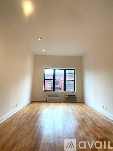 Main picture of 225 E 10th St