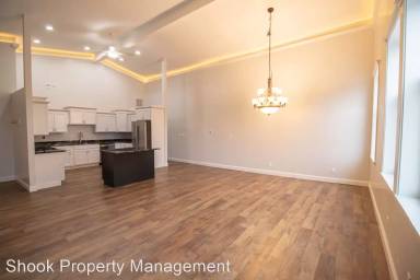 Main picture of 120 E Main St