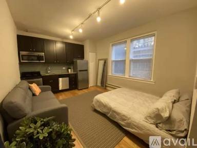 Main picture of 1210 W Granville Ave