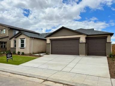 Main picture of 2677 N Carriage Ave