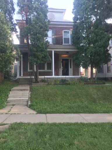 Main picture of 527 E College St