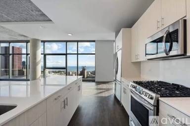 Main picture of 648 W Randolph St