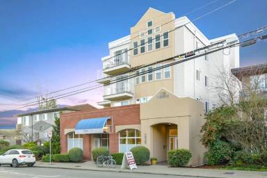 Main picture of 8221 5th Ave NE