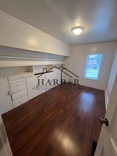 Main picture of 1005 1st Ave SW