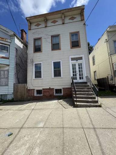 Main picture of 665 State St