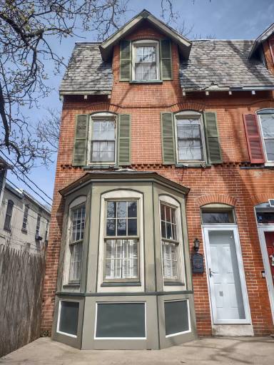 Main picture of 807 W 10th St