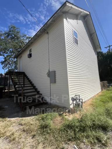 Main picture of 405 1/2 W 10th St