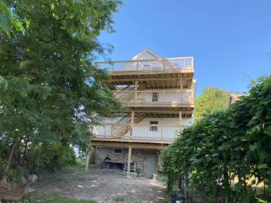 Main picture of 371 Riverside St