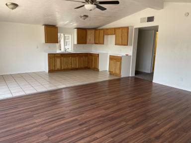 Main picture of 3213 W Holly St