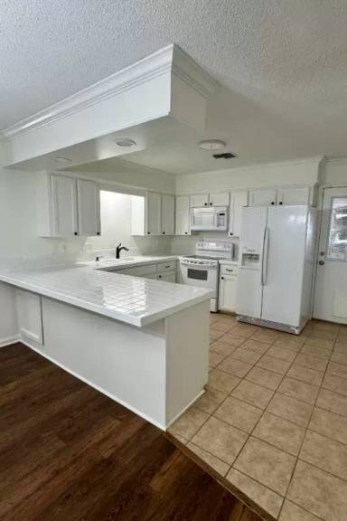 Main picture of 305 Halcott Dr