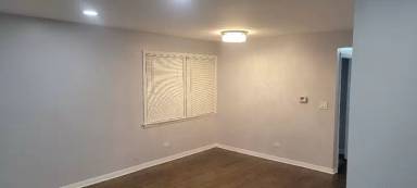 Main picture of 5841 W Touhy Ave