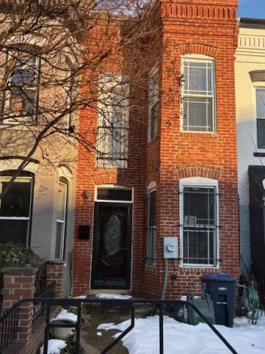 Main picture of 821 12th St NE