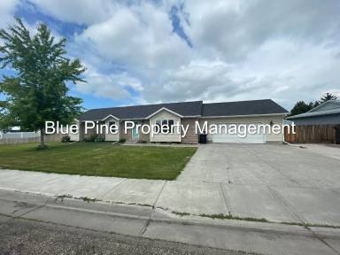 Main picture of 810 Tennis Court Dr