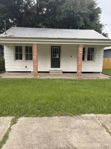 Main picture of 446 Carver St