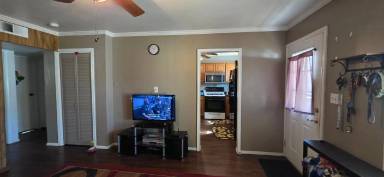 Main picture of 906 E 5th St