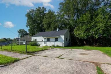 Main picture of 904 Sylvia Cir