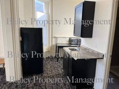 Main picture of 327 E Oak St