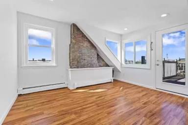 Main picture of 396 Meridian St