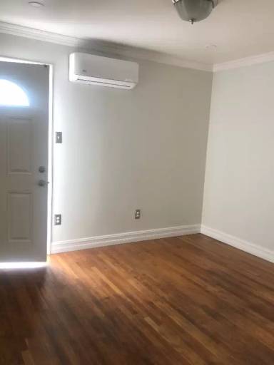 Main picture of 1665 E 60th St