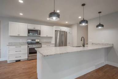 Main picture of 364 E MacArthur St