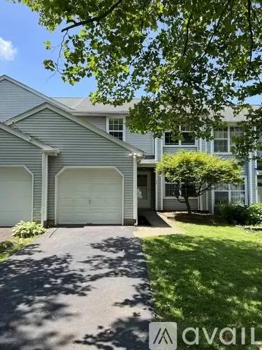 Main picture of 17 Carousel Cir