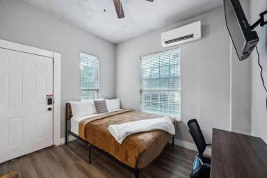 Main picture of 605 S Oak Cliff Blvd