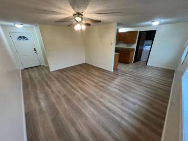 Main picture of 2041 SE Courtney Ave